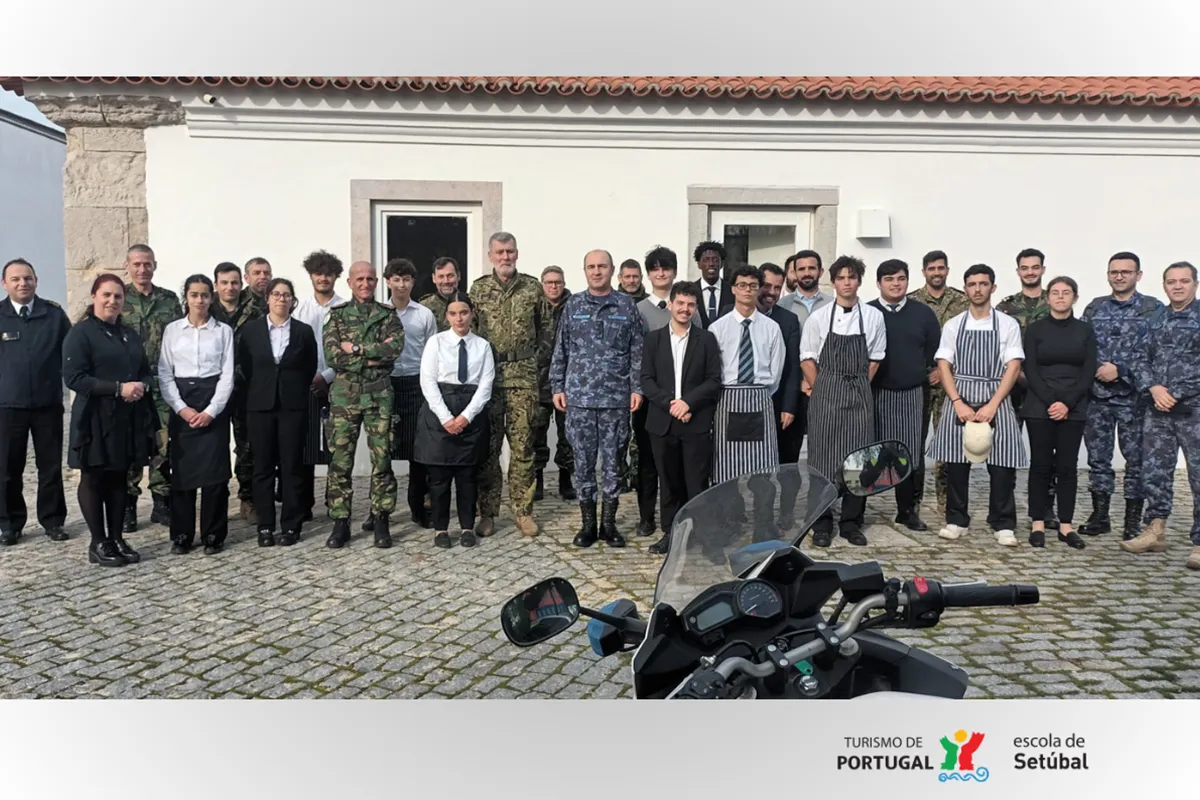 Comitiva de militares das Marinhas Portuguesa e Romena com os alunos e formadores da EHT Setúbal