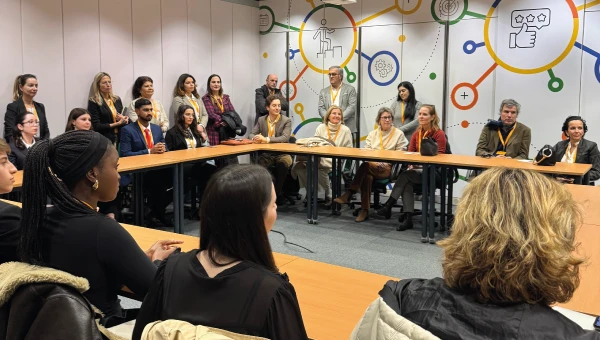 Visita à Exposição "O Turismo é Feito de Pessoas" reúne estudantes, fotógrafo e equipa do TP no Campus XXI