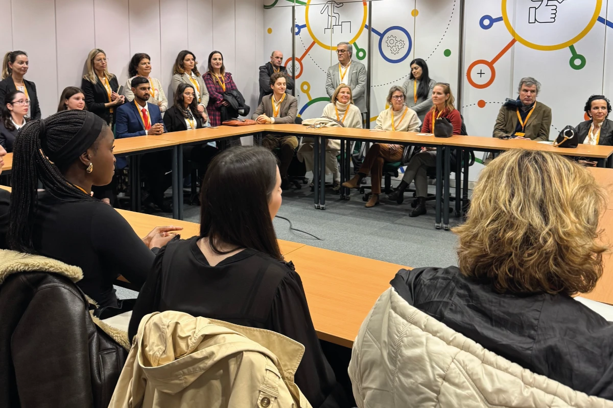 Visita à Exposição "O Turismo é Feito de Pessoas" reúne estudantes, fotógrafo e equipa do TP no Campus XXI