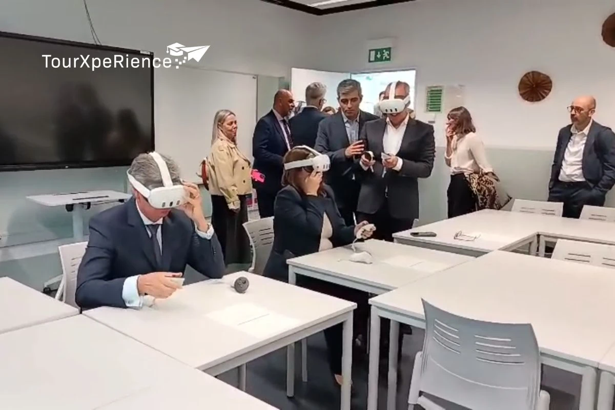 Secretary of State for Tourism, Trade and Services tries out virtual reality solutions developed as part of the European TourXperience project