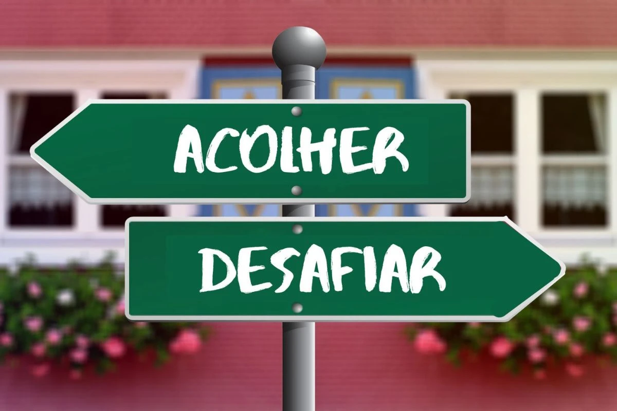 Entre o “acolher” e o “desafiar”